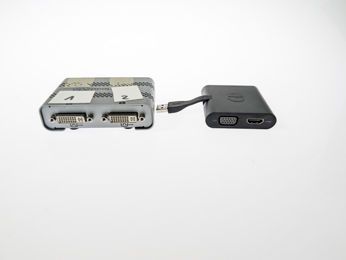 Der Grafikadapter von Matrox (links) und der Displaylink-Adapter spielen eine wichtige Rolle. (Bild: Oliver Nickel/Golem.de)